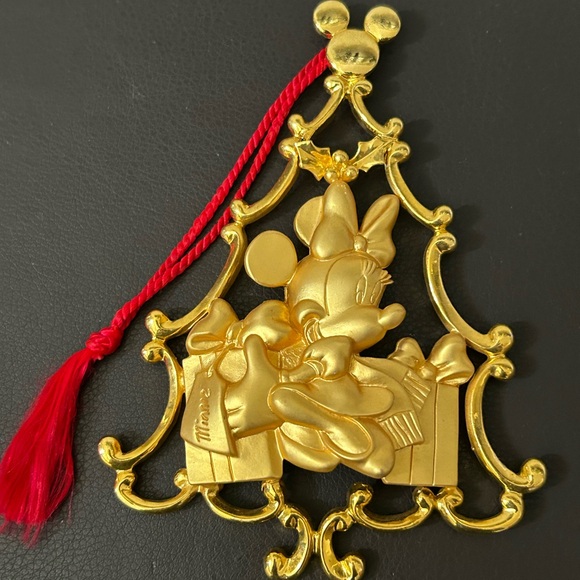 Disney’s Minnie Mouse 3-D Gold Ornament - Picture 4 of 15